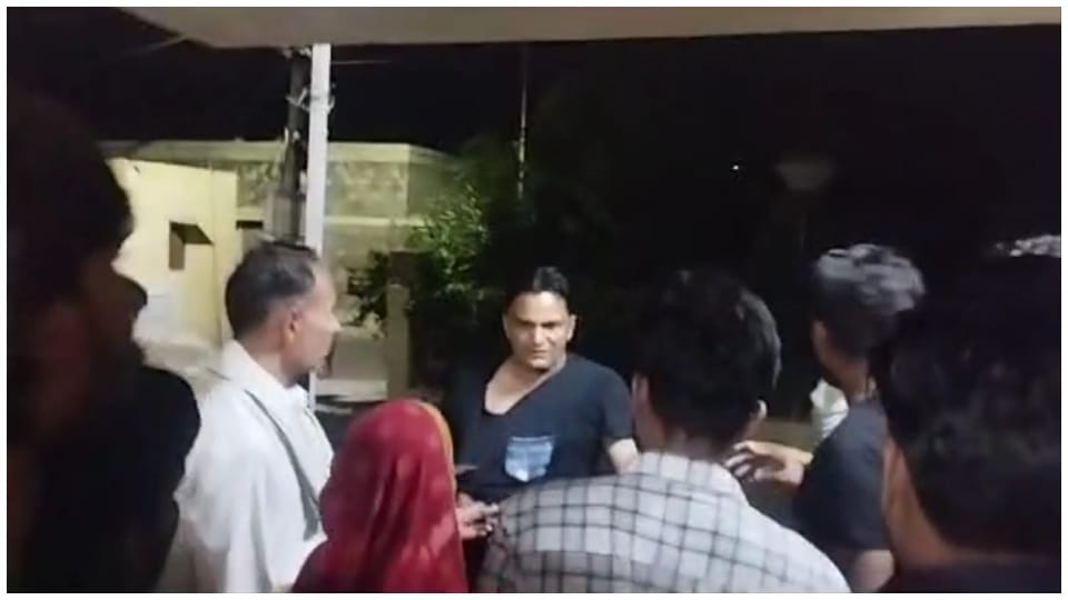 young man molested girl by posing as fake compounder in Gangapur City Hospital Sawai madhopur News