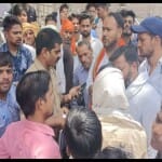 Agra; जगदीशपुरा थाने में हंगामा करते VHP-बजरंग दल के कार्यकर्ता।
