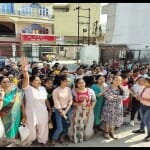 सिनेमाहाल के बाहर छात्राएं और युवतियां