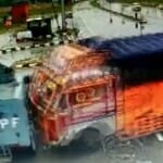 सीआरपीएफ वाहन में टकराया ट्रक