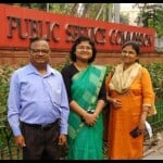 माता-पिता के साथ प्रेक्षा अग्रवाल (हरी साड़ी में)