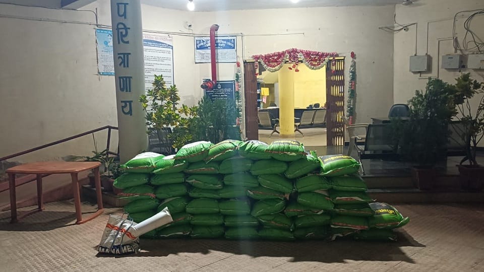 Bijapur: Police attacked the supply network of Maoists, seized 100 sacks of rice and explosives