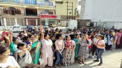 VHP showed film 'The Kerala Story' to girl students and parents in Shahjahanpur