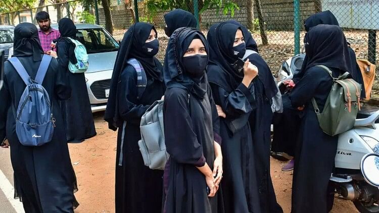 Karnataka: शिक्षण संस्थानों में हिजाब पर लगे बैन को हटा सकती है कांग्रेस सरकार! मंत्री ने दिए संकेत
