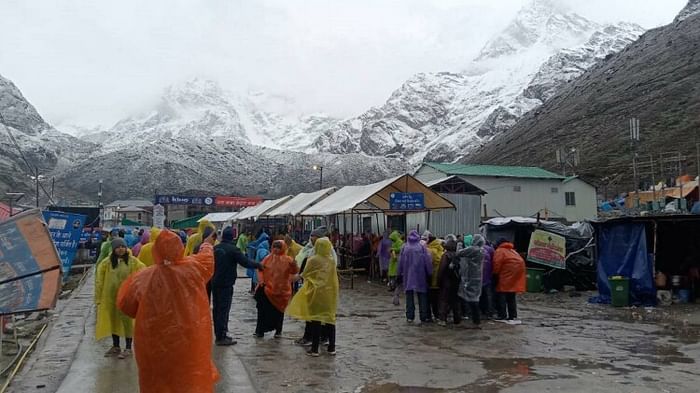 Chardham Yatra affected due to snowfall rain pilgrims stopped due to bad weather hemkund Sahib kedarnath