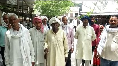 Villagers demonstrated in Tehsil on illegal recovery by Lekhpal in Mathura