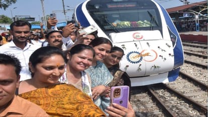 वंदे भारत एक्सप्रेस: आम जनता के लिए रविवार से चलेगी ट्रेन, जानिए टाइमिंग, टिकट का रेट और प्लेटफॉर्म lucknow to gorakhpur vande bharat train regular from 9 july