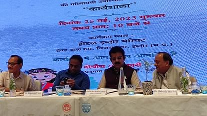 Indore: कलेक्टर बोले-इंदौर को सातवीं बार नंबर वन आना है, लेकिन प्लास्टिक उड़ते देख दिल धड़कता है Collector said - Indore has to come number one for the seventh time, but seeing the plastic flying, the heart
