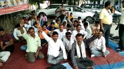 Contract workers sat on strike due to non-payment of salary in Bareilly