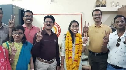 MP Board Result: प्रदेश की मेरिट में रतलाम की दीक्षिता को पांचवां स्थान, तो अक्षत को दसवीं में नौवां स्थान MP Board Result: Ratlam's Dikshita ranked fifth in state merit, Akshat ninth in 10th