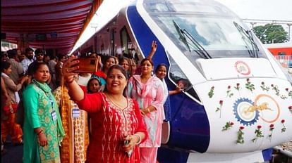 Uttarakhand First Vande Bharat express Train Start between dehradun to delhi crowd for took selfie