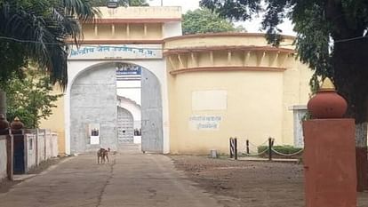 Ujjain News: आजीवन कारावास की सजा काट रहा था मानसिक बीमार कैदी, बैरक से निकलते ही तबीयत बिगड़ते हुई मौत Ujjain News Mentally ill prisoner was serving life sentence his health deteriorated as soon as he left barrack