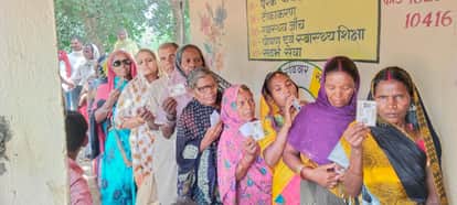 मतदान करने पहुंची महिलाएं।