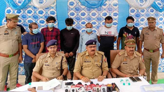 Police arrested all six including two shopkeepers in earphone theft case of 20 lakhs
