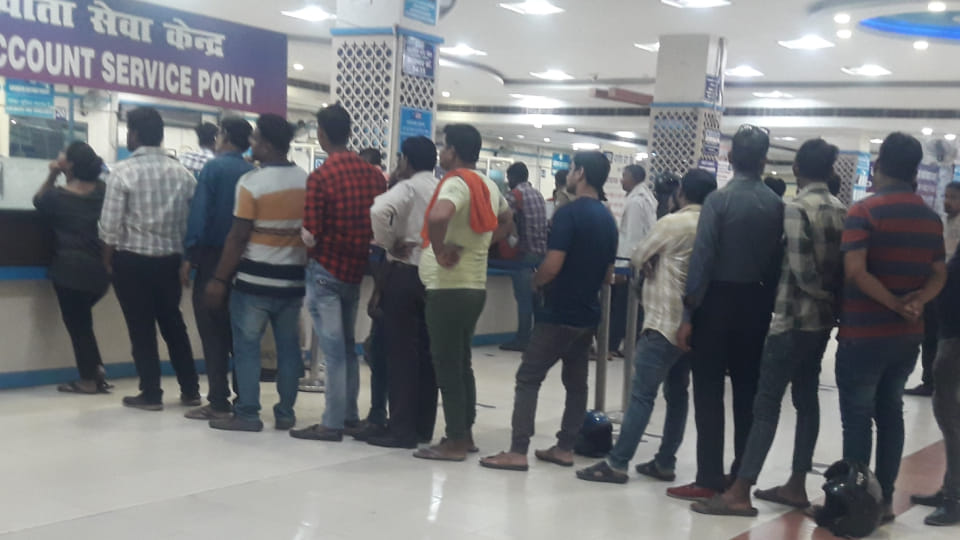 two thousand rupee notes amounting to ninety seven crore deposited in Agra on second day
