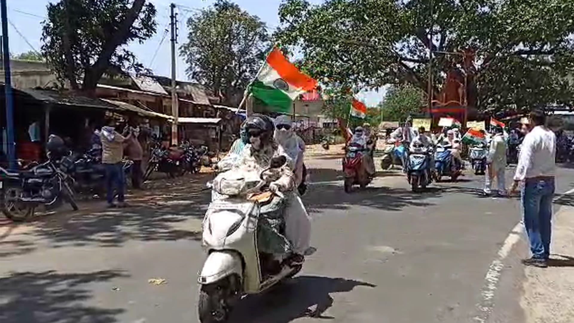 नियमितीकरण की मांग को लेकर संविदा कर्मचारी निकाल रहे रथ यात्रा।