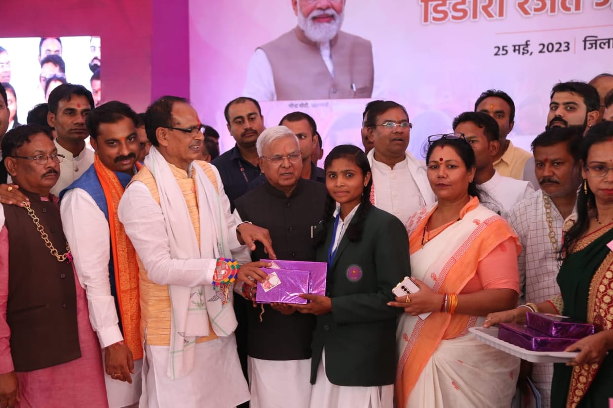 MP News: Governor and CM reached the Silver Jubilee celebrations of Dindori, gave gifts of development