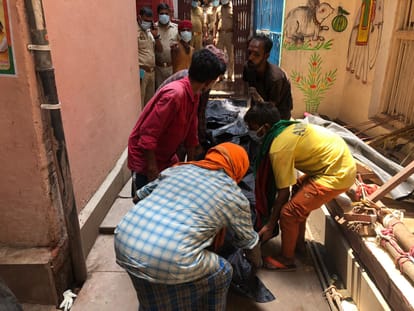 Varanasi: Stirred after three dead bodies were found in the house, the police were stunned to see the dead bod