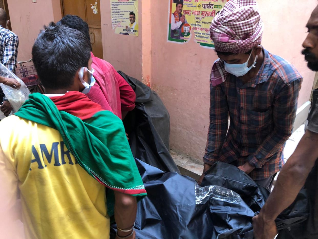 Varanasi: Stirred after three dead bodies were found in the house, the police were stunned to see the dead bod