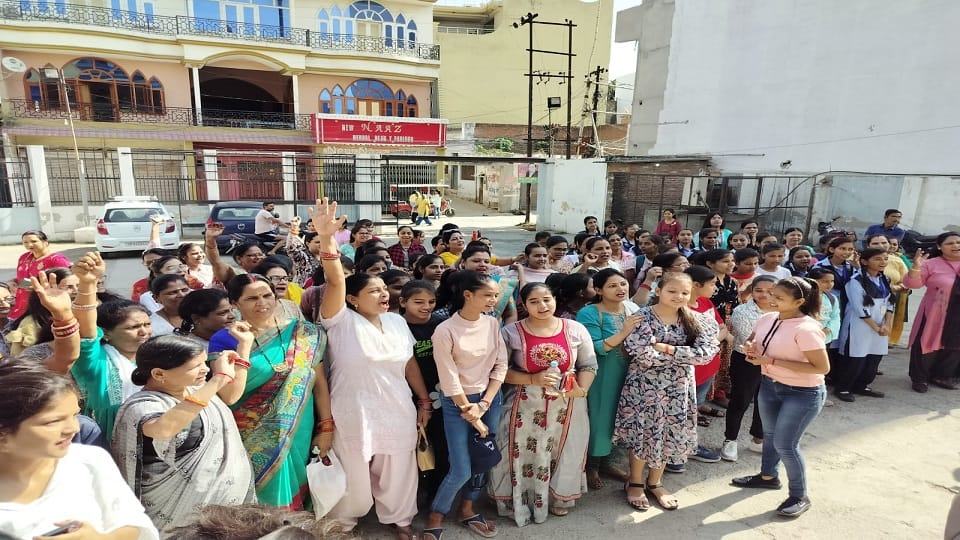 VHP showed film 'The Kerala Story' to girl students and parents in Shahjahanpur