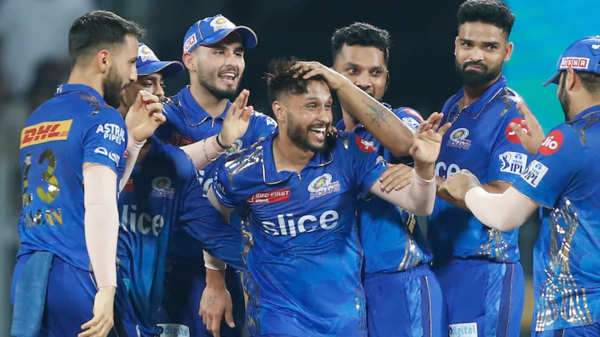 Akash madhwal mother gets emotional at Wankhede Stadium Cricket Sports Roorkee Uttarakhand news in hindi