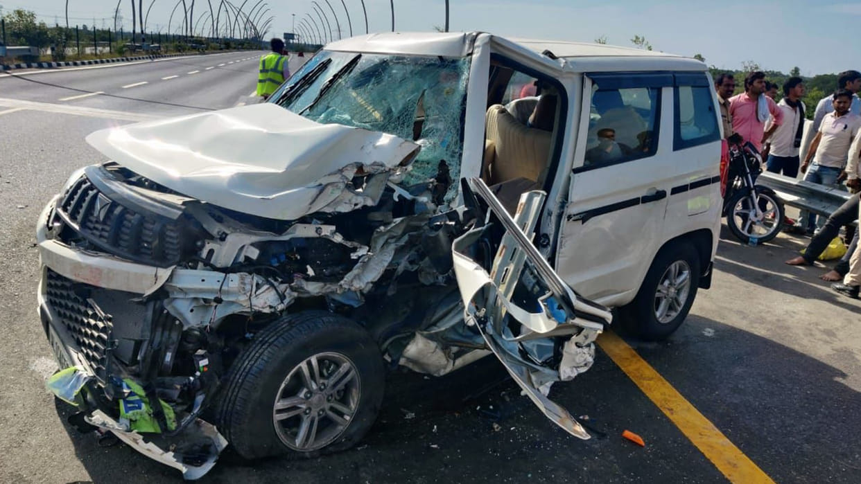 Etawah: Delhi Police car tire burst on expressway, five policemen injured