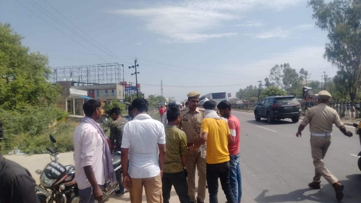 Two people died due to a car collision, the accident happened while crossing the road, search for driver conti