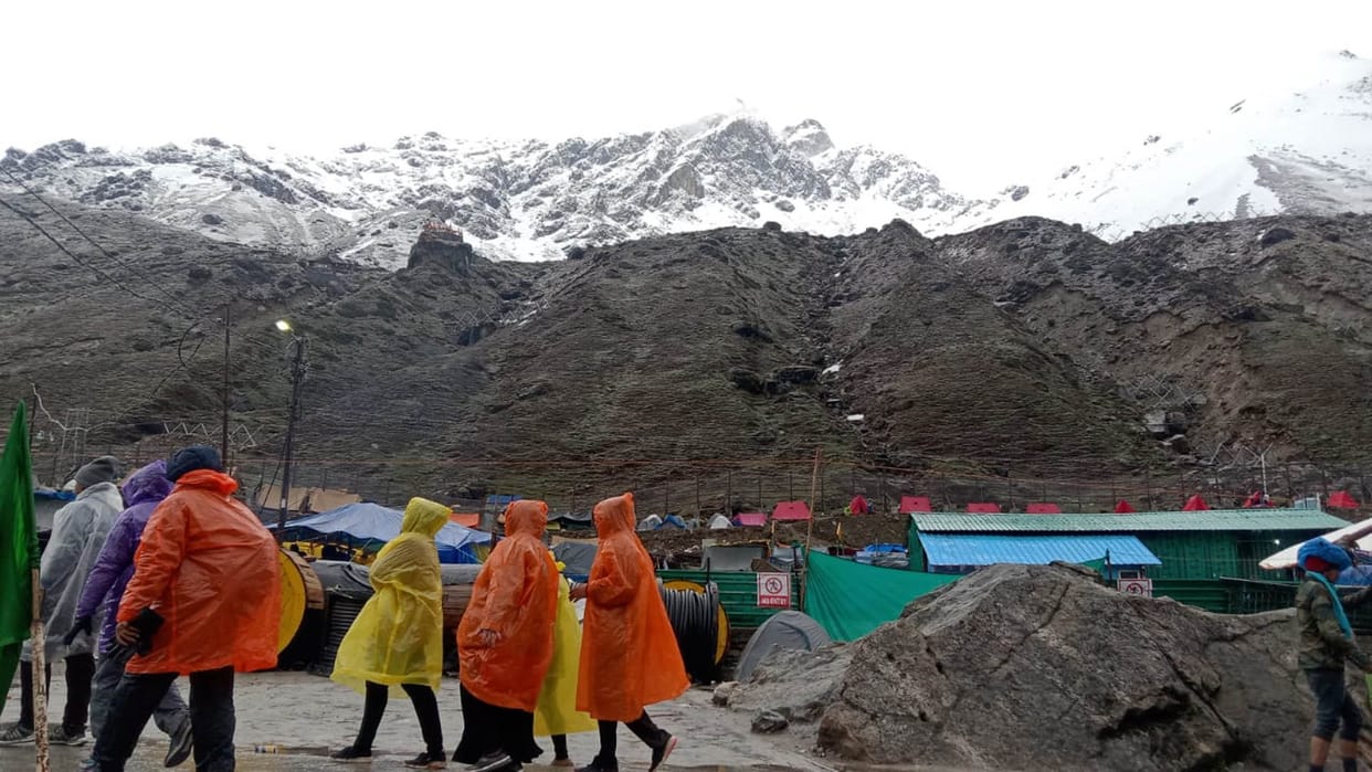 Kedarnath Dham Four pilgrims visiting Kedarnath stranded on banks of Mandakini river SDRF team rescues safely