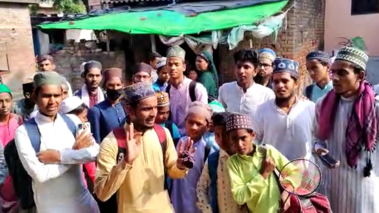 Madrasa students raised slogans against teachers in Maharajganj