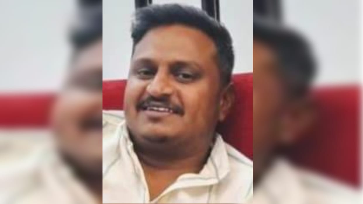 A person working in a private finance company died in a road accident in Hajipur