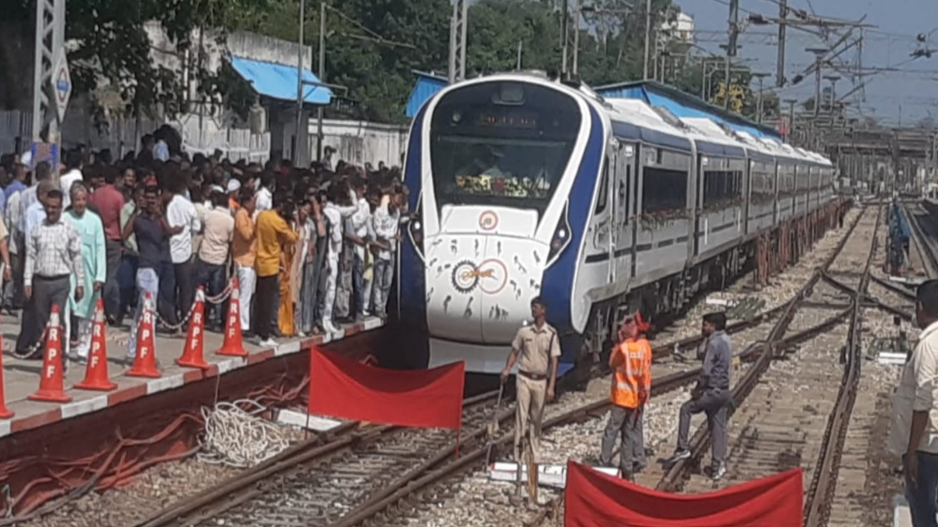 Vande Bharat Express welcomed in Saharanpur, people took selfie with the train and see photos