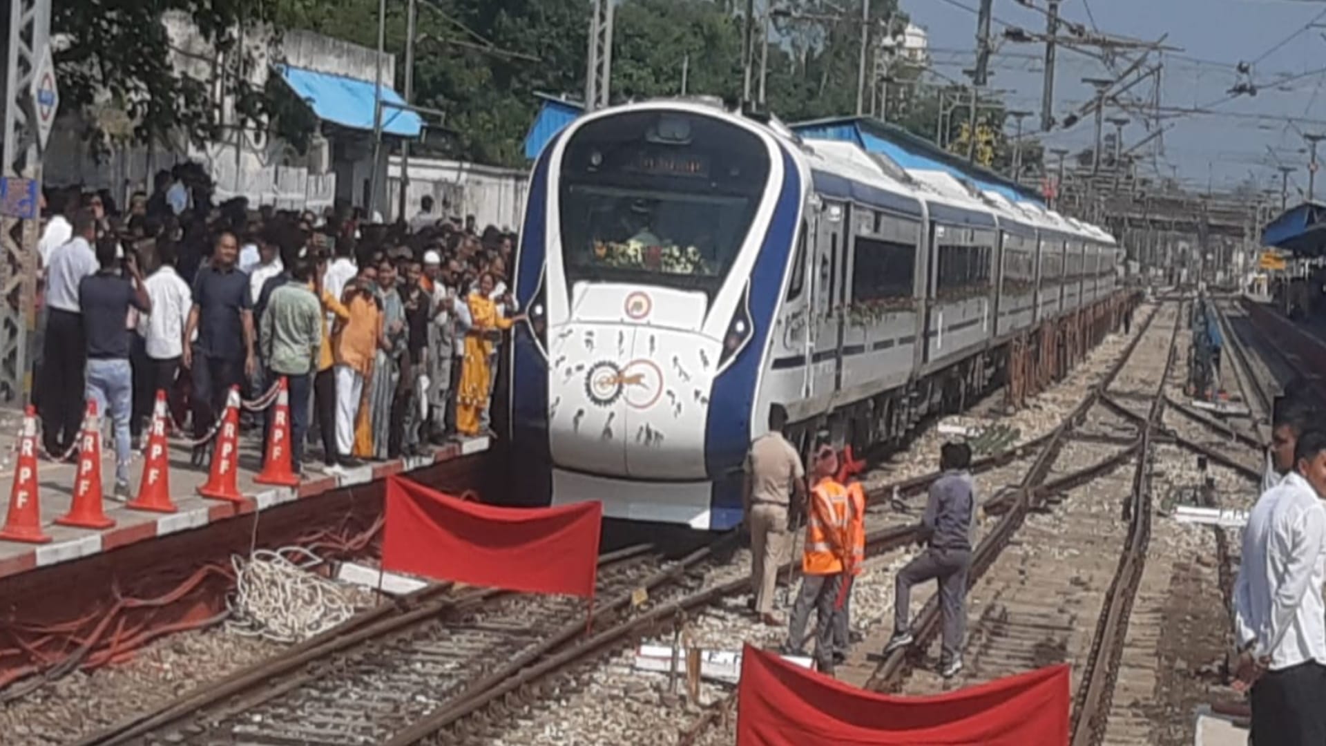 Vande Bharat Express welcomed in Saharanpur, people took selfie with the train and see photos