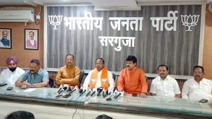 पार्टी कार्यालय में पूर्व मंत्री रामविचार नेताम