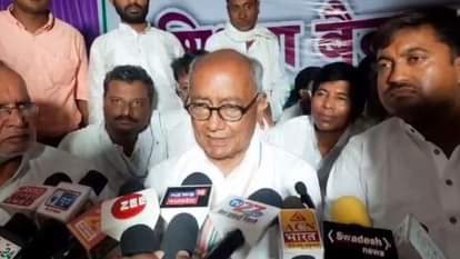 दिग्विजय सिंह मीडिया से रूबरू होते हुए