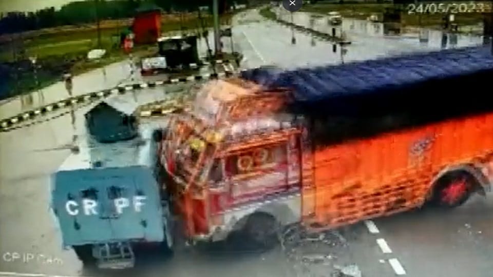 JK: Uncontrolled truck hit CRPF vehicle in Avantipora, accident caught on camera
