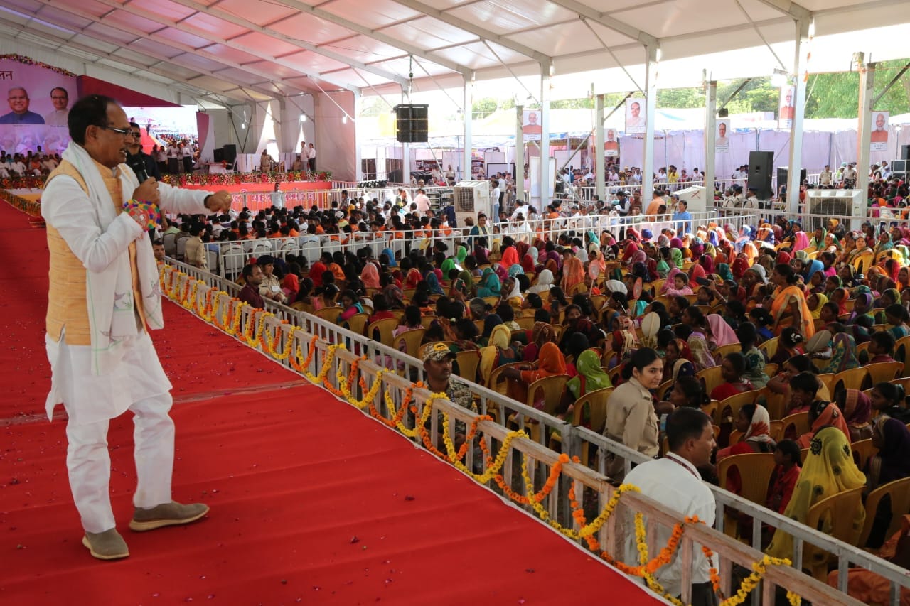 MP News: Governor and CM reached the Silver Jubilee celebrations of Dindori, gave gifts of development