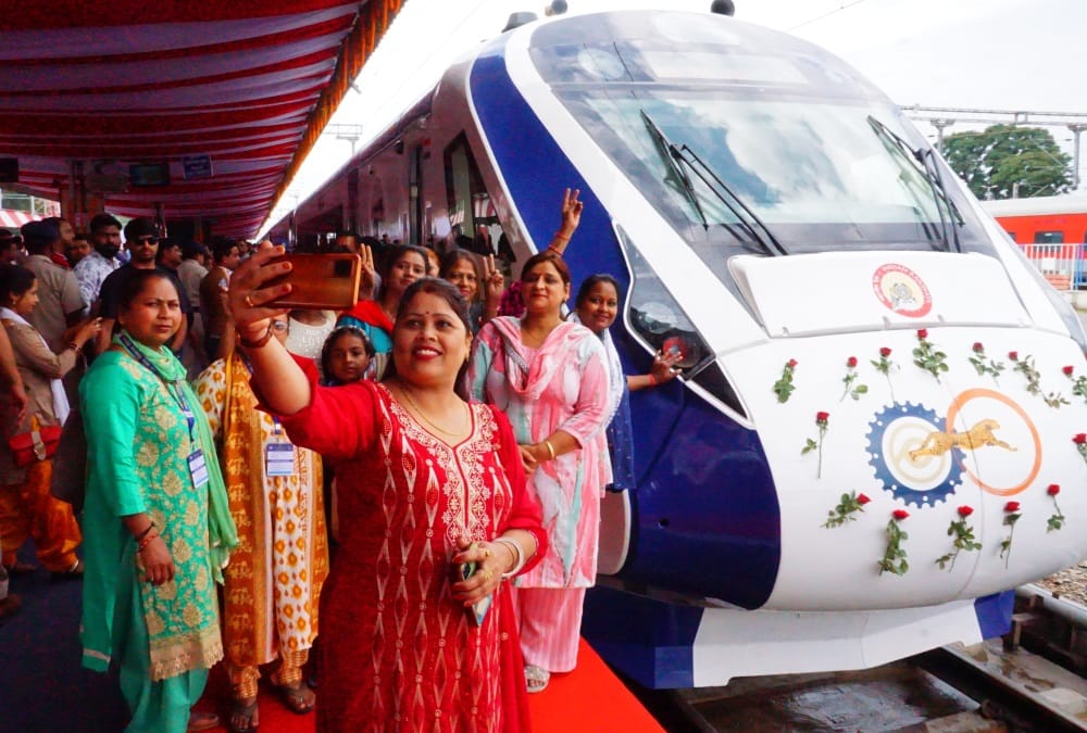 Uttarakhand First Vande Bharat express Train Start between dehradun to delhi crowd for took selfie