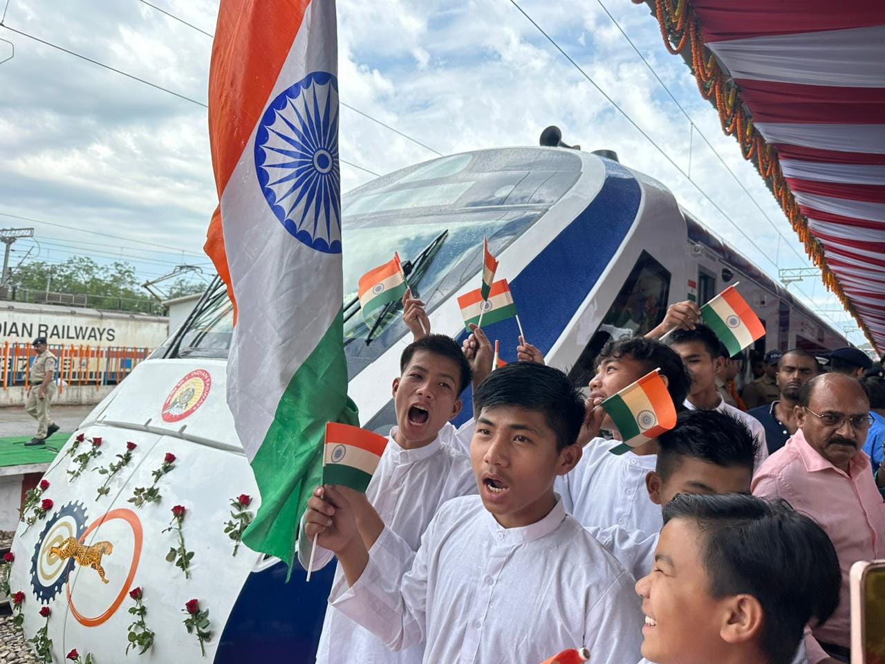 Uttarakhand First Vande Bharat express Train Start between dehradun to delhi crowd for took selfie