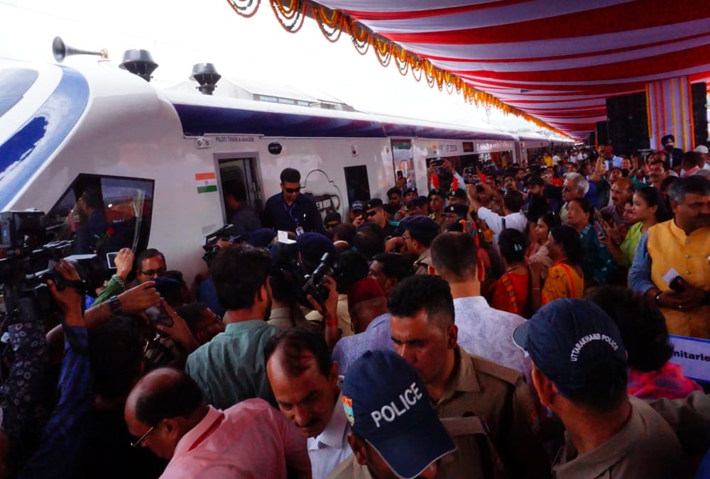 Uttarakhand First Vande Bharat express Train Start between dehradun to delhi crowd for took selfie