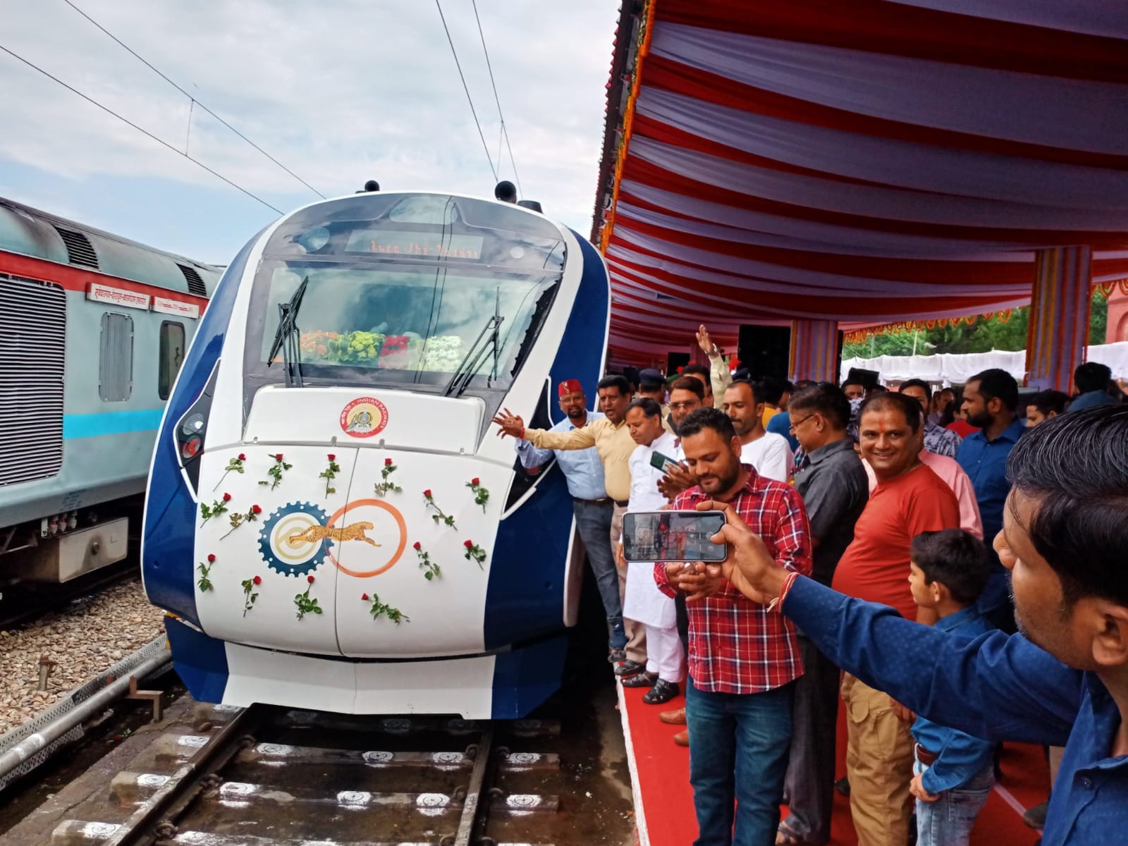Uttarakhand First Vande Bharat express Train Start between dehradun to delhi crowd for took selfie
