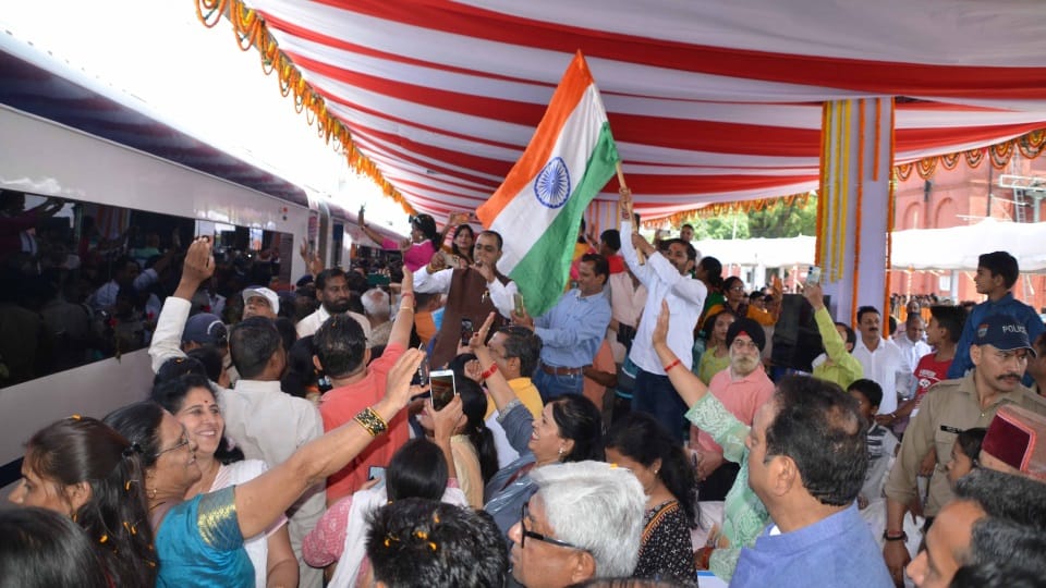 Uttarakhand First Vande Bharat express Train Start between dehradun to delhi crowd for took selfie