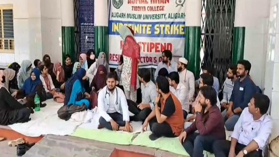 Azmal kahan tibbiya college 72 PG doctor students did not get stipend allowance
