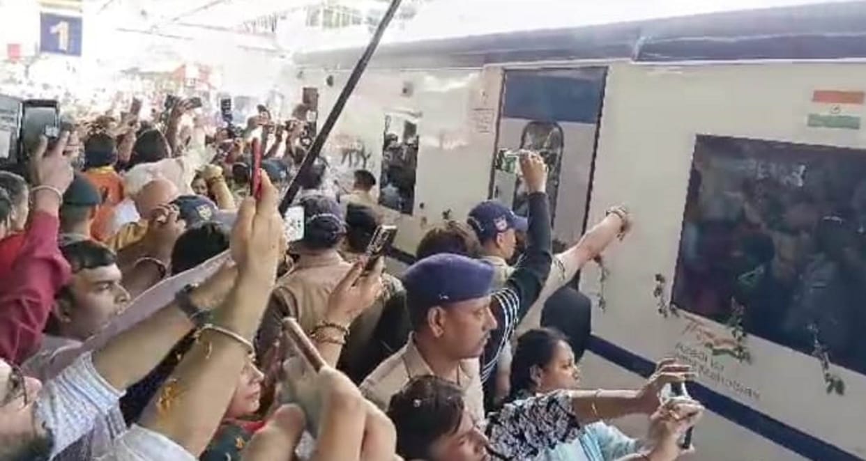 Vande bharat express Daina Hoya Kholi Ka Vande Bharat moves forward to tune of Mangal Geet Uttarakhand