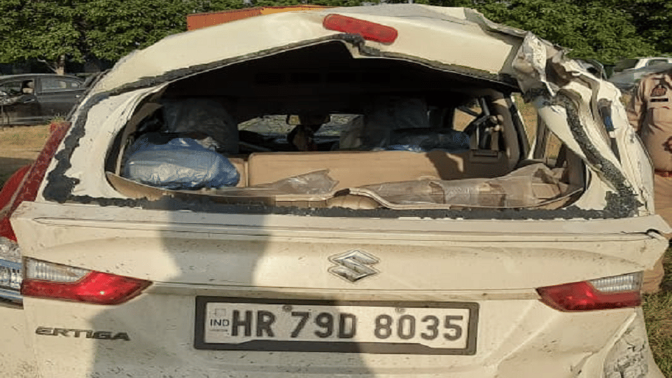 Police personnel and driver death in road accident on Yamuna Expressway