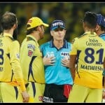 अंपायर से बात करते महेंद्र सिंह धोनी