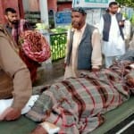 बारूदी सुरंग फटने से जख्मी युवक को अस्पताल ले जाते परिजन