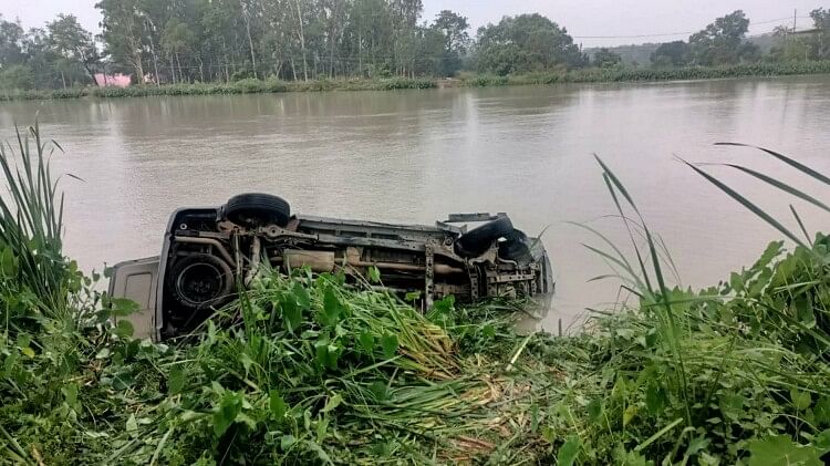 Uttarakhand: Car fell into Sharda river in Khatima, five people including three children died, police took out the dead bodies