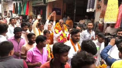 Bilsanda Nagar Panchayat Chairman arrived to take oath by rickshaw in Pilibhit