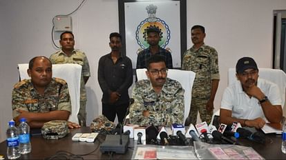 नक्सल फंडिंग पर करंसी स्ट्राइक: 2000 के नोट जमा कराने ले जा रहे 2 नक्सली गिरफ्तार; 6 लाख रुपये, 11 पासबुक जब्त chhattisgarh police arrested two naxalites while taking 2000 notes to deposit in bank in bijapur