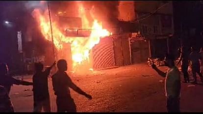 Damoh News: घंटाघर के पास हार्डवेयर दुकान में लगी भीषण आग, फायर बिग्रेड ने देर रात पाया काबू, लाखों का नुकसान Damoh News: Fierce fire broke out in hardware shop near Ghantaghar fire brigade got it under control